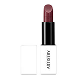 Lipstick acabado en crema Text Me Terracota deja los labios con un aspecto vibrante, lleno de color, y con una cómoda sensación de suavidad e hidratación