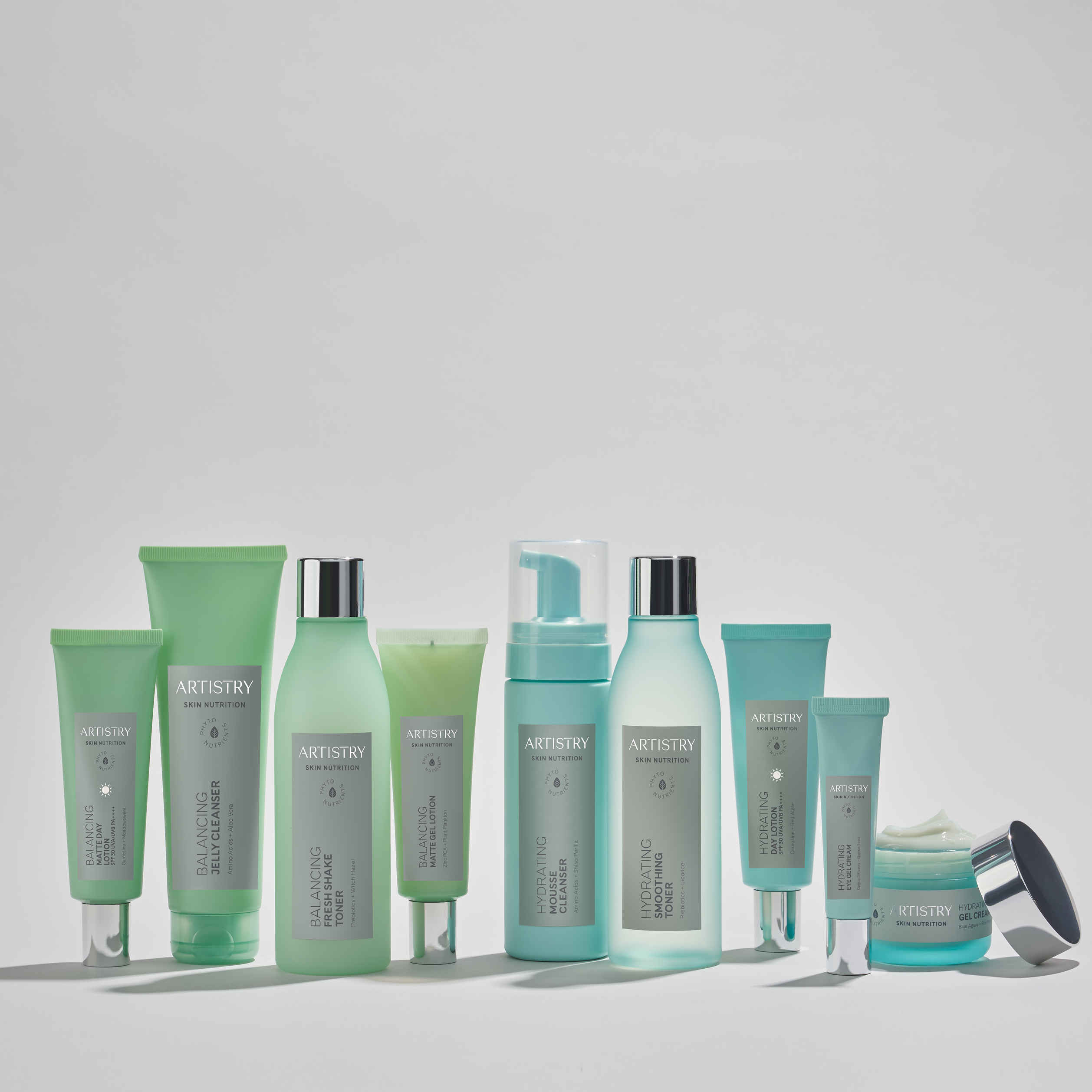 Mano de una mujer sosteniendo un recipiente de vidrio de laboratorio. Artistry; ingredientes naturales probados para el cuidado de la piel 