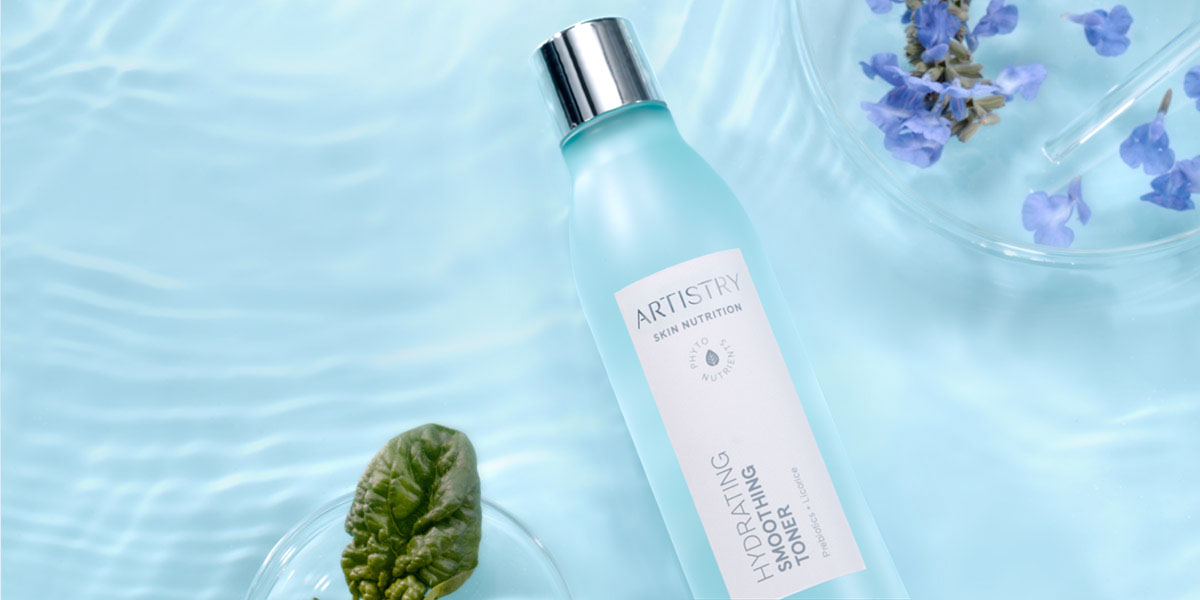 Mujer usando maquillaje Artistry. Muéstrale al mundo lo mejor de ti con una piel radiante con productos para el cuidado de la piel y maquillaje Artistry.