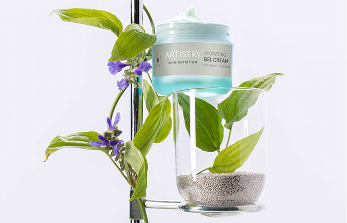 Planta con producto de gel hidratante.